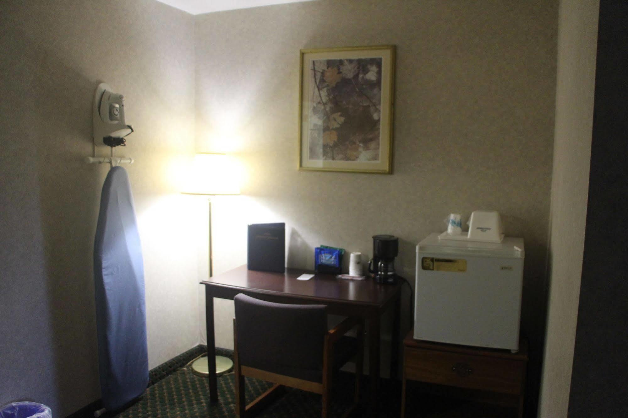 Magnuson Hotel East Syracuse Extérieur photo